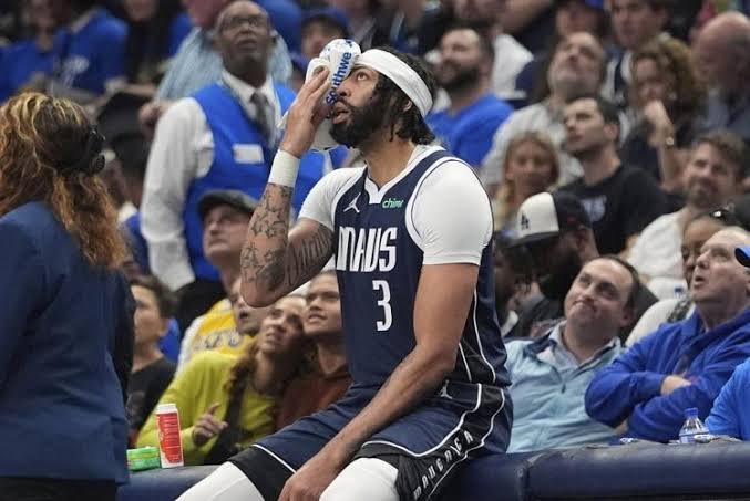Anthony Davis Leads Dallas Mavericks to Victory Over Atlanta Hawks Despite On-Court Injury