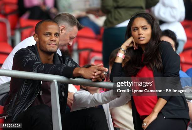 Bayern Münchens Cheftrainer Vincent Kompany gibt die Scheidung von seiner Frau Carla Higgs bekannt: Ein Schock für Fans und die Fußballwelt nach langjähriger Ehe