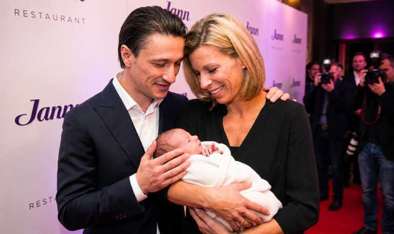 EIN MOMENT DES GLÜCKS: NIKO KOVAČ UND SEINE FRAU ZEIGEN IHREN NEUGEBORENEN SOHN DER WELT