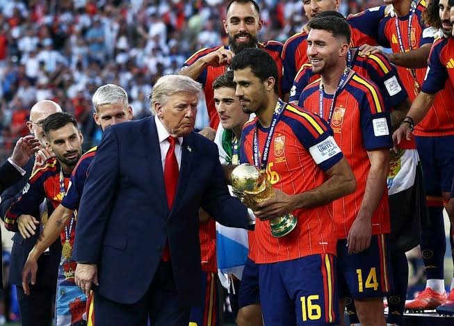 EIN UNANGENEHMER MOMENT IM RAMPENLICHT: DONALD TRUMP UND BALLON-D’OR-GEWINNER RODRI IM GESPRÄCH
