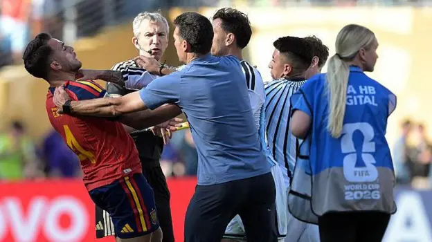 ER WEINTE NACH DIESEM MOMENT: DIE FIFA SPERRT IHN FÜR EIN JAHR – DOCH WAS DANN GESCHAH, BEWEGTE DIE GANZE WELT
