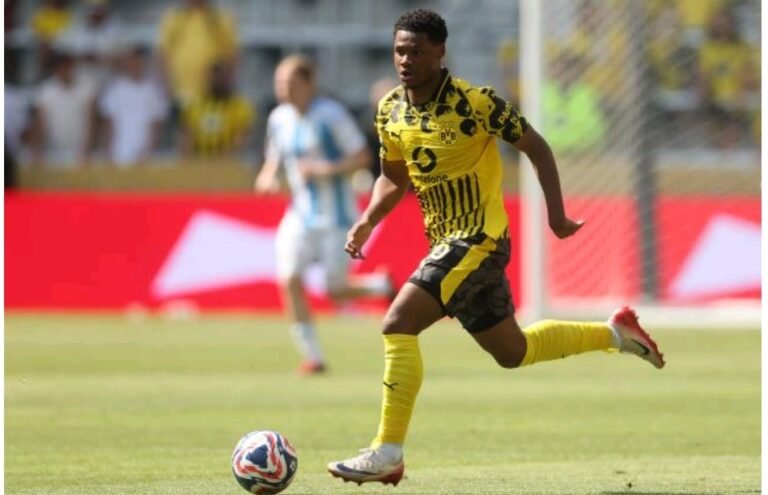 Julien Duranville verlässt Borussia Dortmund in Richtung Olympique Lyon: Ein neuer Horizont für Belgiens aufstrebenden Star