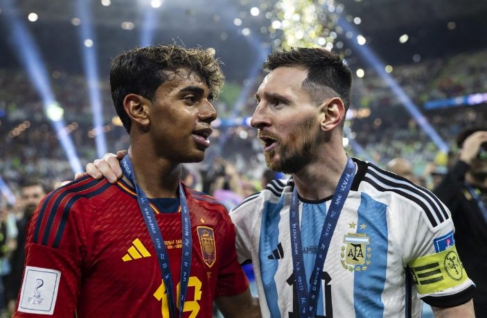 Emotionen fliegen: 🔥VOR 5 MINUTEN: „Ich werde nie vergessen, was Messi mir gesagt hat…“ Lamine Yamal hat zum ersten Mal das besondere Gespräch enthüllt, das er unmittelbar nach dem Finale der WM 2026 mit Lionel Messi geführt hat. Laut dem herausragenden jungen Talent des FC Barcelona haben ihn schon wenige Worte der argentinischen Legende tief berührt und bedeuteten ihm mehr als die WM-Medaille selbst. Yamals detaillierter Bericht über Messis Worte hat die Fans bewegt und ihre Bewunderung für die Verbindung zwischen diesen beiden Talentgenerationen weiter gestärkt…