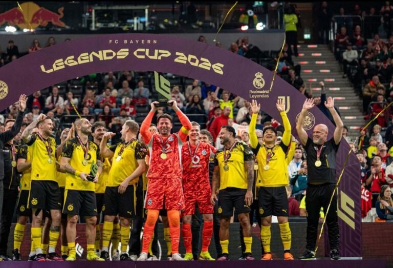 BVB-Legends triumphieren beim Legends Cup: Dortmunds goldene Generation glänzt erneut