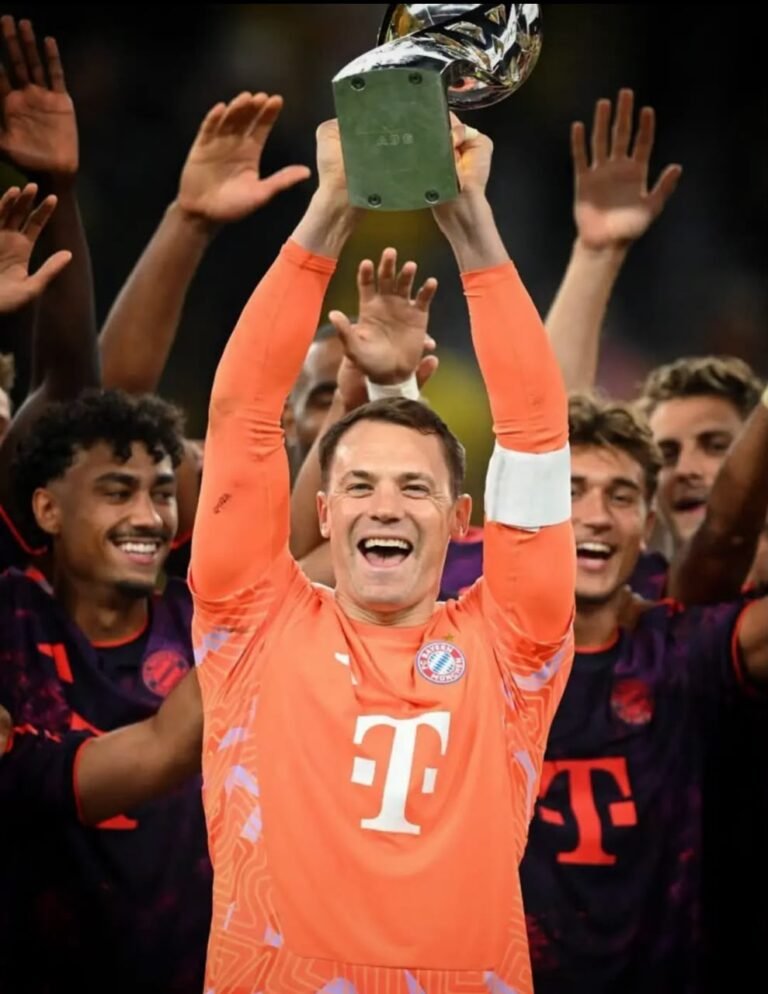 🚨Manuel Neuer hat seinen 36. Karrieretitel gewonnen und ist damit der deutsche Spieler mit den meisten offiziellen Trophäen in der Fußballgeschichte, vor…..👇👇