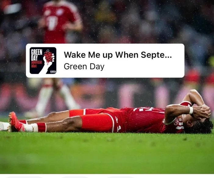 Wenn der September endet „Wake Me Up When September Ends“ – dieser Satz klingt zunächst wie eine einfache Bitte: Lass mich schlafen, bis eine schwierige Zeit vorbei ist. Doch hinter diesen Worten steckt viel mehr. Es geht um Verlust, Erinnerung, Trauer und um den Wunsch, für einen Moment der Realität zu entkommen. Der September kann dabei zu einem Symbol werden. Er steht nicht nur für einen Monat im Kalender, sondern für eine Zeit, die mit bestimmten Erinnerungen verbunden ist. Manche Menschen verbinden einen bestimmten Monat mit einem Abschied, einem Verlust oder einer Veränderung, die ihr Leben für immer geprägt hat. Wenn jedes Jahr dieselbe Jahreszeit zurückkehrt, können auch längst vergangene Gefühle wieder lebendig werden. Die Vergangenheit scheint plötzlich näher zu sein, als man dachte. Der Wunsch, „aufzuwachen, wenn der September vorbei ist“, beschreibt deshalb eine menschliche Reaktion auf Schmerz. Wenn etwas zu schwer wird, möchte man manchmal einfach die Augen schließen und hoffen, dass die Zeit die Wunden heilt. Man möchte nicht jeden einzelnen Tag bewusst erleben müssen. Man möchte vorspulen, bis die dunkelste Phase vorbei ist. Gleichzeitig zeigt diese Vorstellung, wie stark Erinnerungen sein können. Zeit heilt nicht immer alles. Manchmal verändert sie nur die Art und Weise, wie wir mit unserem Schmerz leben. Ein Verlust verschwindet nicht einfach, nur weil Jahre vergangen sind. Stattdessen lernen wir langsam, mit der Lücke zu leben, die ein Mensch, eine Beziehung oder ein früheres Leben hinterlassen hat. Der September kann dadurch jedes Jahr zu einem stillen Rückblick werden. Die Tage werden kürzer, die Luft kühler, und die Natur beginnt sich zu verändern. Die Blätter verlieren ihre Farbe und fallen schließlich zu Boden. Gerade diese Veränderung kann an Vergänglichkeit erinnern. Nichts bleibt für immer gleich. Menschen verändern sich, Beziehungen enden, und bestimmte Kapitel unseres Lebens schließen sich. Doch darin liegt auch eine stille Hoffnung. Wenn der Herbst kommt, bedeutet das nicht, dass alles endet. Nach dem Herbst folgt der Winter, und danach kommt wieder der Frühling. Auch schwierige Zeiten können vorübergehen. Schmerz kann bleiben, aber gleichzeitig kann neues Leben entstehen. Vielleicht ist genau das die stärkste Botschaft hinter dem Gedanken: Manchmal müssen wir nicht stark sein. Manchmal dürfen wir müde sein, traurig sein und uns wünschen, dass eine schwere Zeit schneller vergeht. Aber irgendwann müssen wir wieder aufwachen. Nicht unbedingt, weil alles wieder so geworden ist wie früher, sondern weil das Leben trotz allem weitergeht. Der September erinnert uns deshalb daran, dass Erinnerungen und Gegenwart nebeneinander existieren können. Wir können jemanden vermissen und trotzdem lachen. Wir können traurig sein und trotzdem Hoffnung haben. Wir können die Vergangenheit niemals ändern und dennoch entscheiden, wie wir mit ihr weiterleben. Und vielleicht bedeutet „Wake Me Up When September Ends“ am Ende nicht wirklich, vor dem Schmerz davonzulaufen. Vielleicht bedeutet es, sich eine Pause zu wünschen – bis man bereit ist, wieder hinzusehen, sich zu erinnern und weiterzugehen.